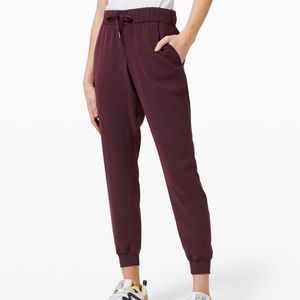 Lululemon On the fly joggers size 6, Cassis